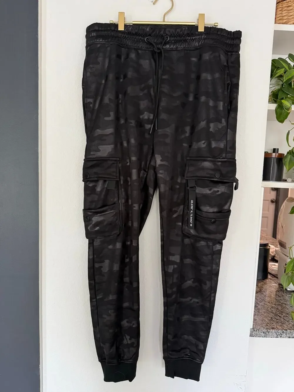 Encrypted Men’s XL Black Camo Cargo Jogger Pants